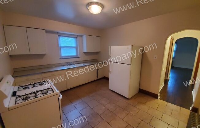 3 beds, 1 bath, $1,050, Unit 1F