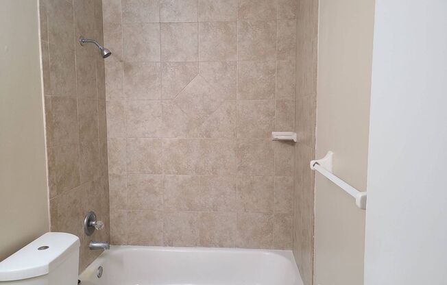 2 beds, 1 bath, 896 sqft, $1,150, Unit 26 NE 39 PL