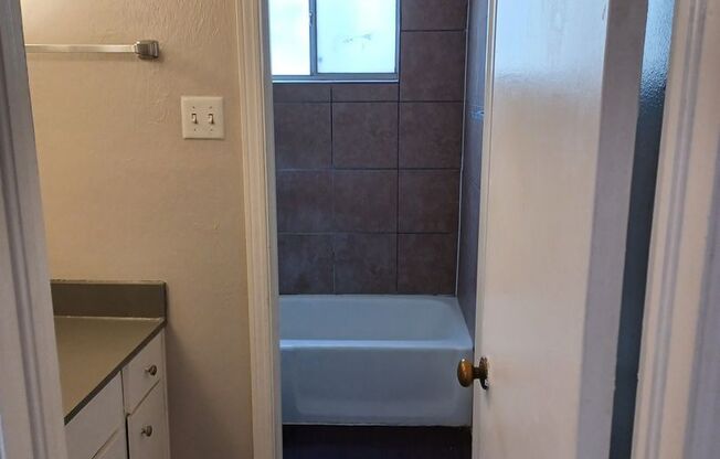2 beds, 1 bath, 1,000 sqft, $920, Unit 24