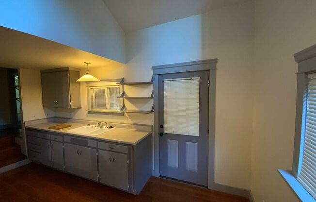 2 Bedroom, 1.5 Bathroom on Jefferson St.