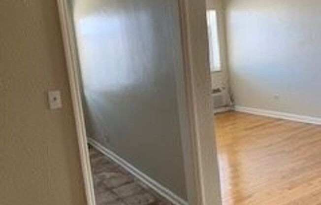 2 beds, 1 bath, $1,600, Unit 35