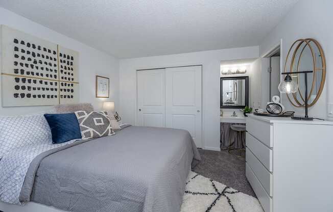 Spacious Bedroom With Comfortable Bed at Deerfield Crossing Apartments, Lebanon
