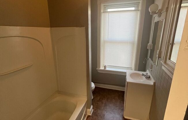 1 bed, 1 bath, $1,100, Unit 2FE5