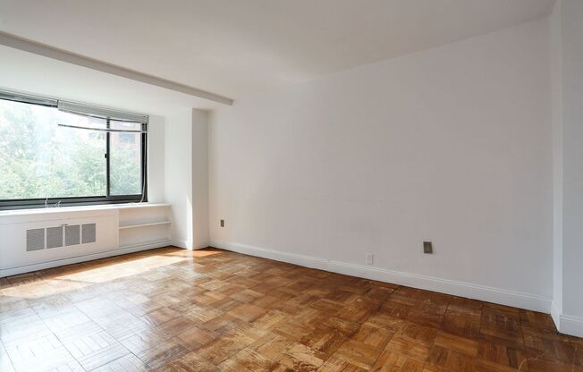 Spacious & Bright Unfurnished Studio at River Place East