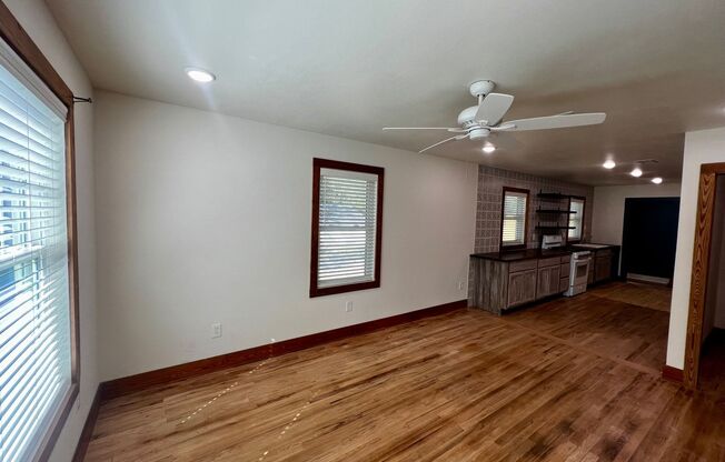 2 beds, 1 bath, $1,100