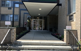 2 beds, 1 bath, 940 sqft, $2,400, Unit 8C