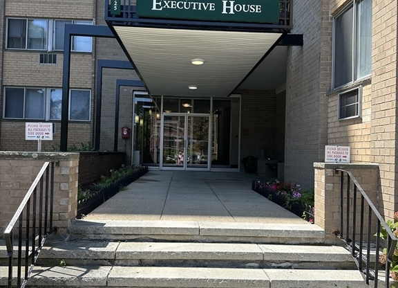 2 beds, 1 bath, 940 sqft, $2,400, Unit 8C