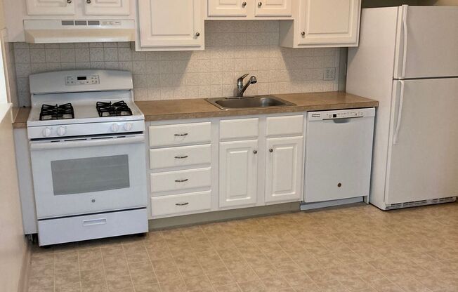 2 beds, 1 bath, 800 sqft, $1,895, Unit 52-22