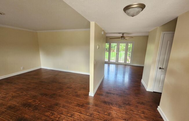 Quite Neighborhood: 3 Bedroom 2 Bath Home