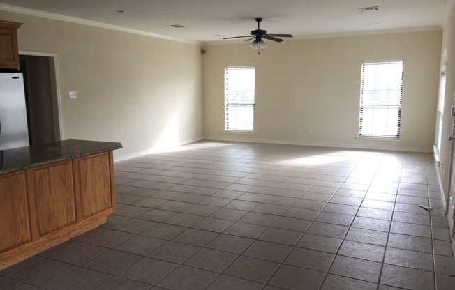 Spacious 5/4 House with Open Floor Plan Near Campus!