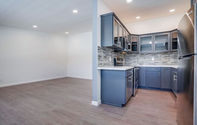 333 W Queen St
