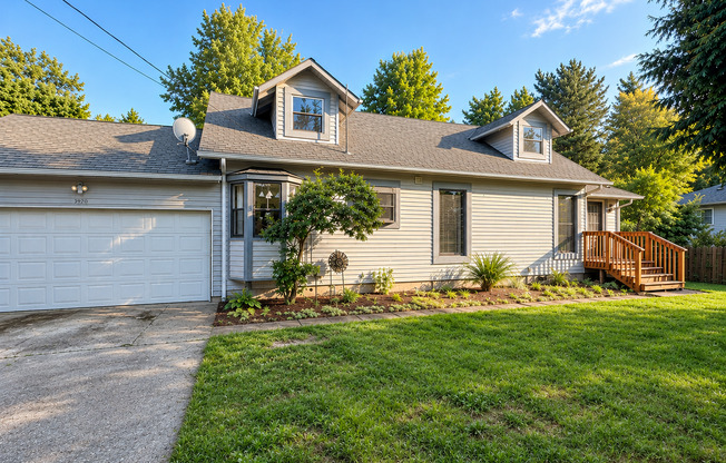 *$1,000 off the second full month of rent!* Beautifully Updated SW Portland Home in Excellent Location, Easy Access to I-5 and Barbur Blvd.!