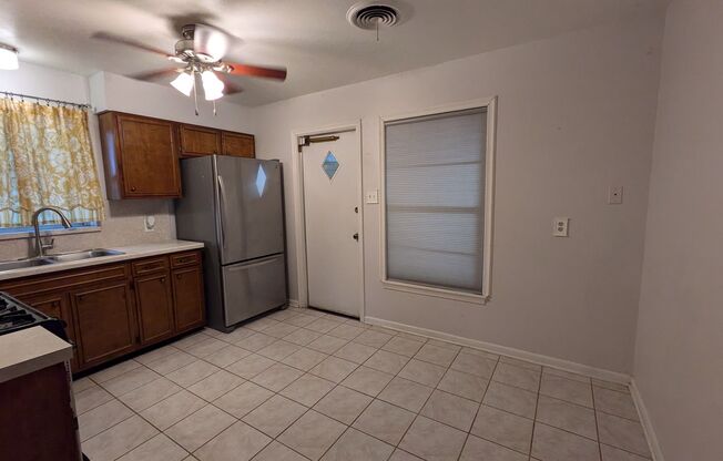 3 beds, 2 baths, $1,395