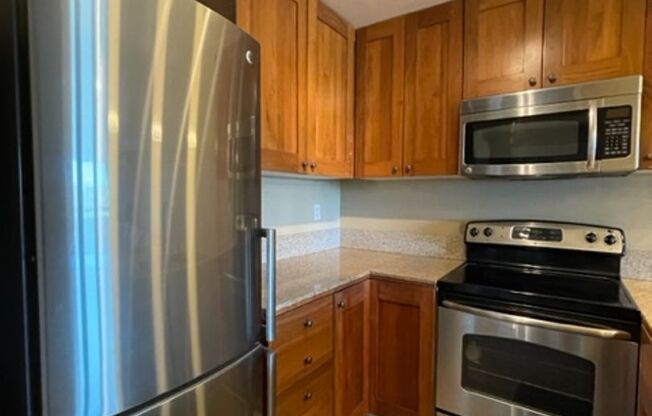 Spacious 1 Bedroom 1 Bathroom top floor Condo in Del Cerro!