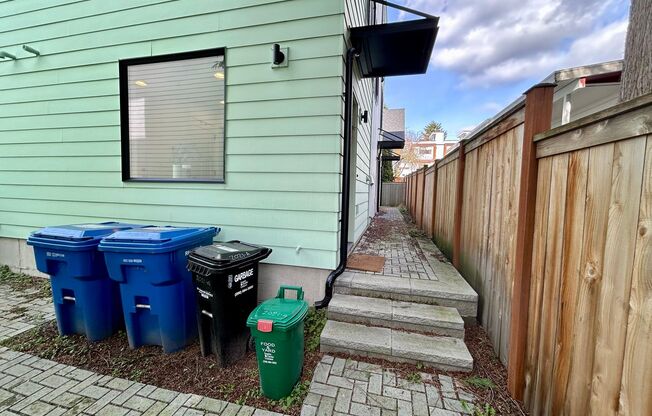 Spacious Ballard Townhome- 2 Bedrooms with Parking