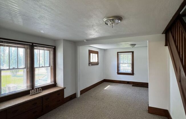 3 beds, 1 bath, 1,016 sqft, $1,495