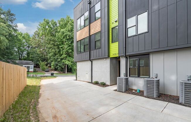 Move-in Ready Modern Townhome!!