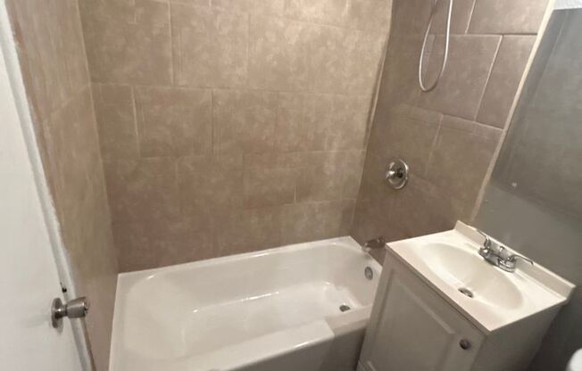 2 beds, 1 bath, 750 sqft, $1,070, Unit B07 1058 15