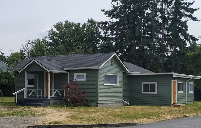 2 Bedroom, 1 Bathroom Home with a Den for Rent!