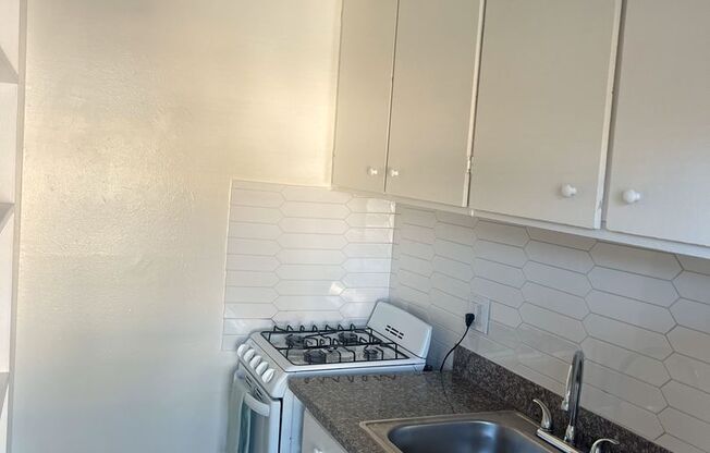 2 beds, 1 bath, 640 sqft, $2,195, Unit 557-32