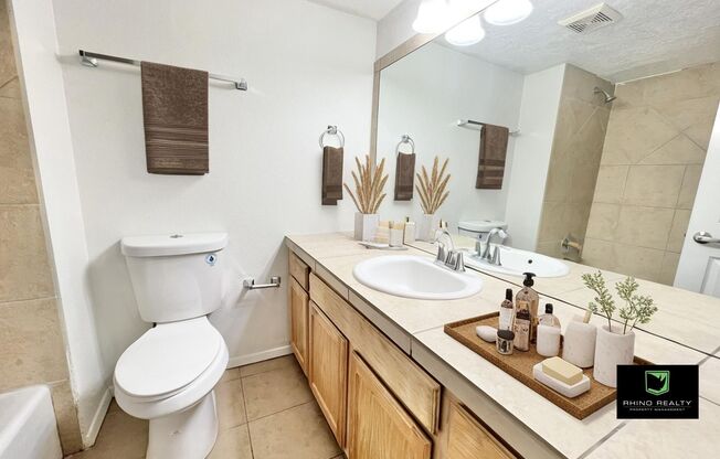 2 beds, 1 bath, 810 sqft, $1,000, Unit 15-C