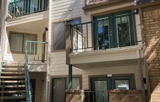 Adorable 2-1 in Arlington!!