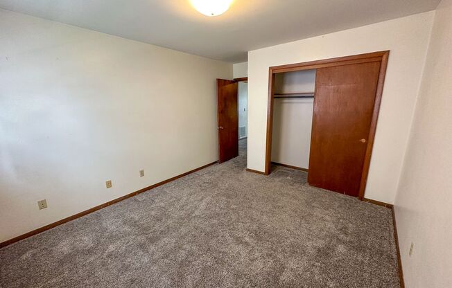 2 beds, 1 bath, $925