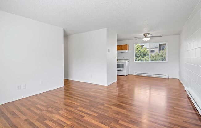 3 beds, 1 bath, 864 sqft, $1,995, Unit 17
