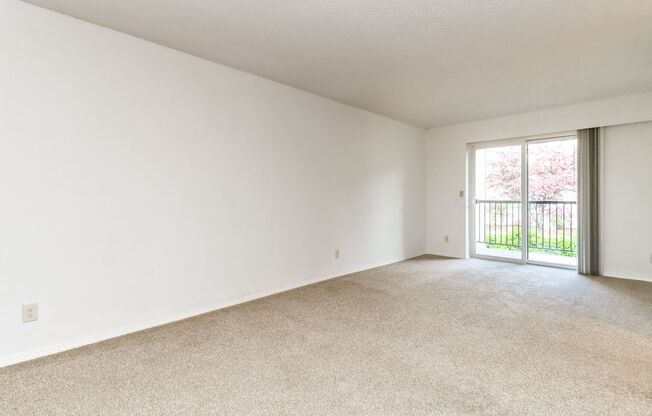 Bellevue Manor Condo, Great Location across from Microsoft