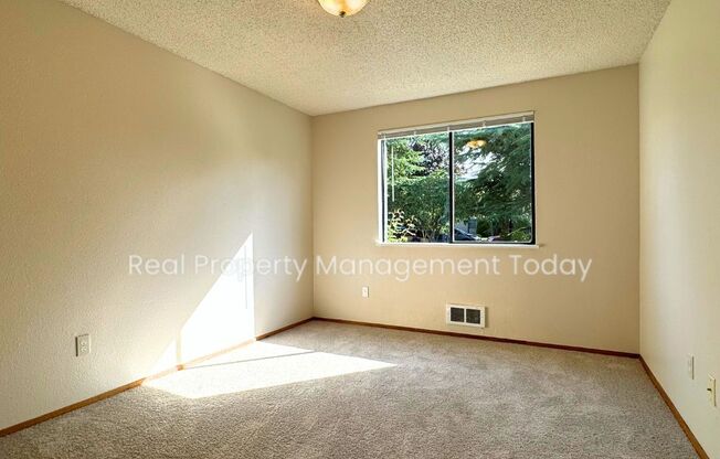 2 beds, 1 bath, 940 sqft, $1,825