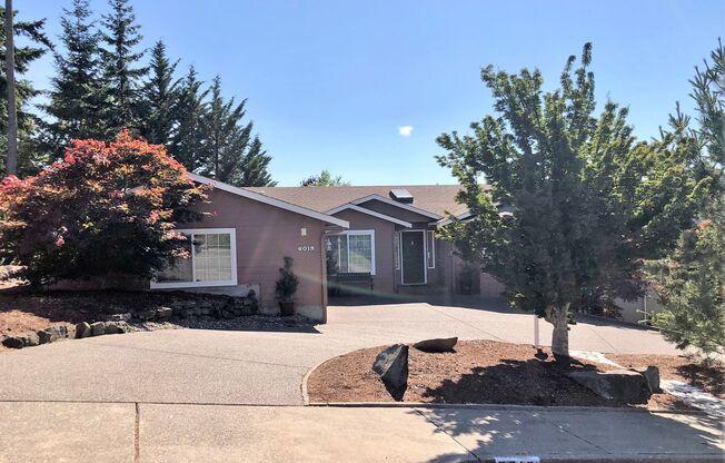 UNIQUE RAMBLER with views in Dockside at Kitsap Lake!