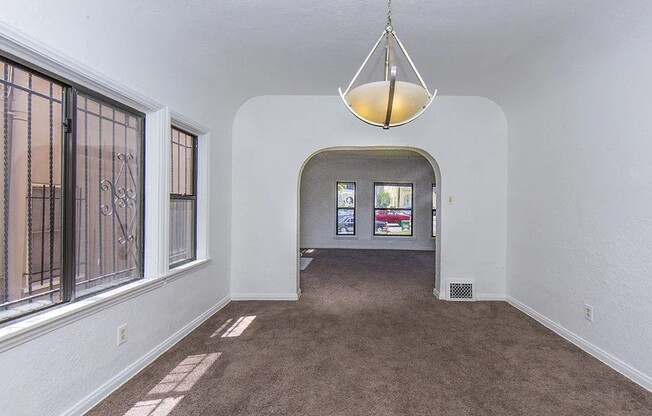 1082 S REDONDO BLVD