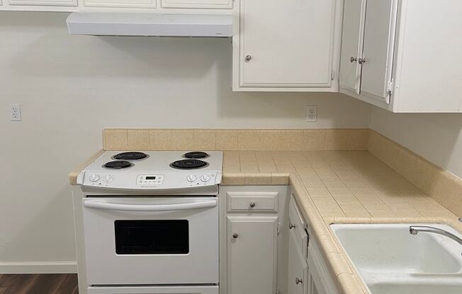 2 beds, 1 bath, 900 sqft, $1,400, Unit Unit D