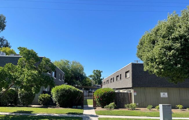 714 E Fountain Way / 3356 N Wishon