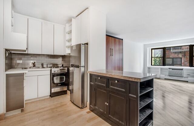 320 E 54 ST