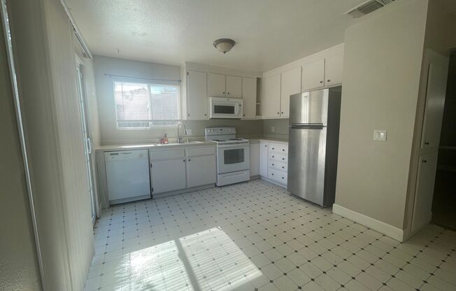 2 beds, 1 bath, $2,500