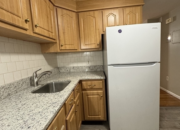 2 beds, 1 bath, 650 sqft, $2,500, Unit 17