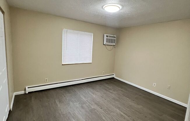 2 beds, 1 bath, $1,200, Unit Apt 4