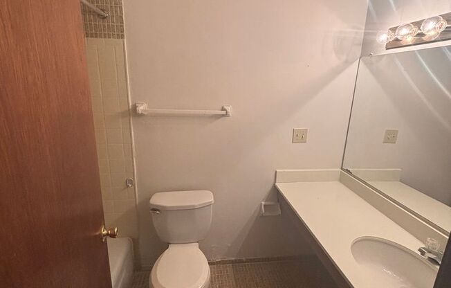 2 beds, 1 bath, 951 sqft, $1,299, Unit 5178 01