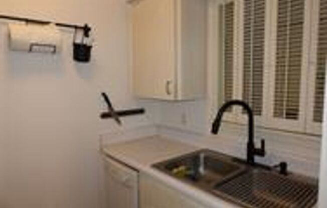 Super Cute, Tastefully Furnished, Hyde Park Condo