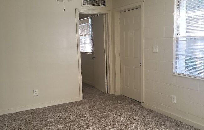 2 beds, 1 bath, $1,395, Unit 913 Willow Street