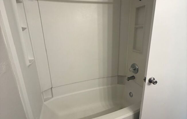 2 beds, 1 bath, 858 sqft, $820, Unit 2615-103