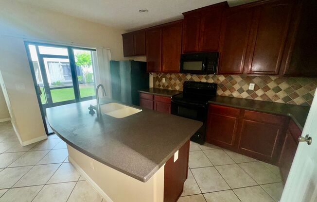 2 Bedroom 2,5 bath Sanford Townhome near the Sanford International Airport with 2 master suites, screened porch and a 1 car garage!