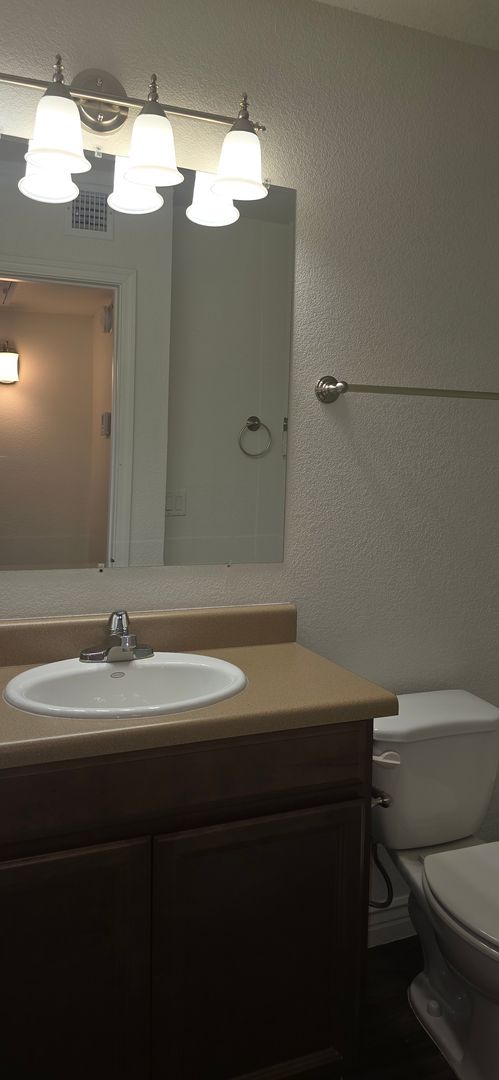 1 bed, 1 bath, 650 sqft, $1,250, Unit 2042