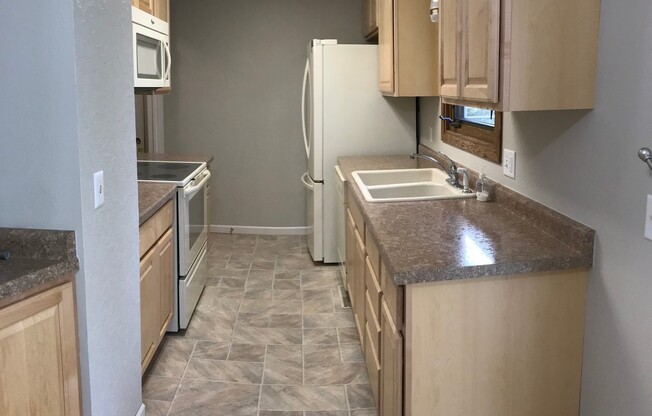 3 BEDROOM + BONUS ROOOM | 2 BATH | HOUSE | SOUTH