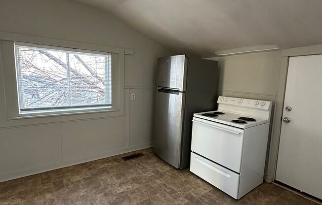 1 bed, 1 bath, $825, Unit 914 Roberts St