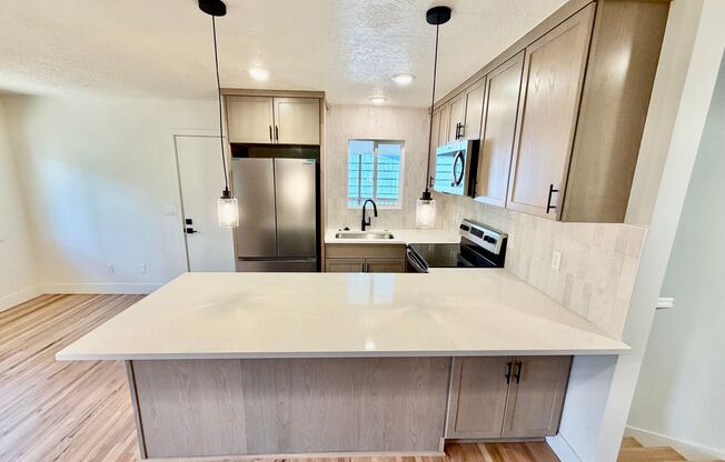 Freshly Remodeled 5bd/2.5bath Home w/ Daylight Basement in Heart of Multnomah Village