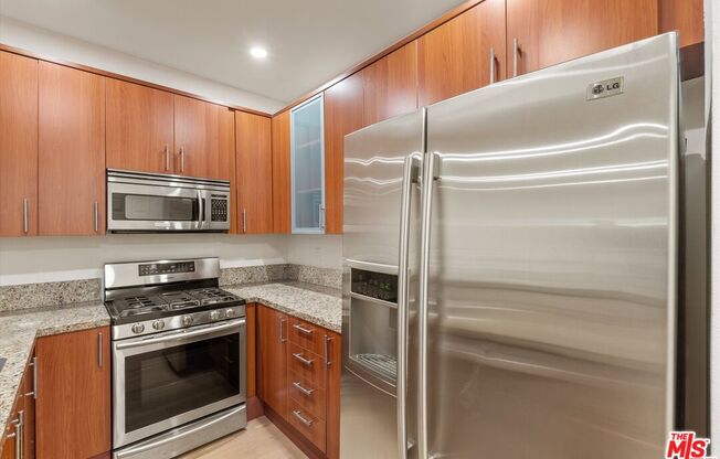 2 beds, 1 bath, 979 sqft, $2,850, Unit 122