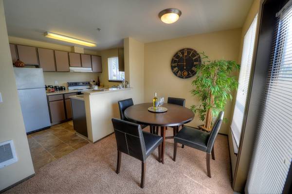 Tacoma Apartments- Heatherstone Apartments-kitchen and eating area