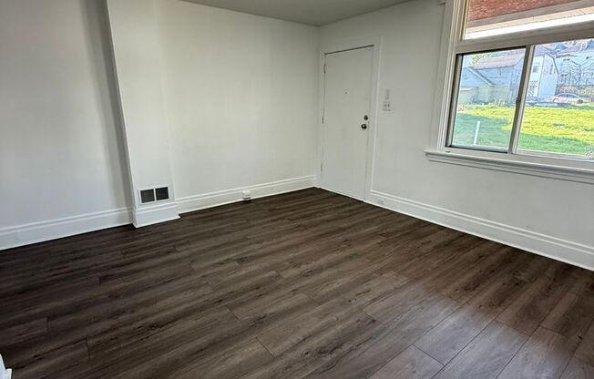 2-Bedroom Home with Fenced Yard – Minutes from Downtown Pittsburgh